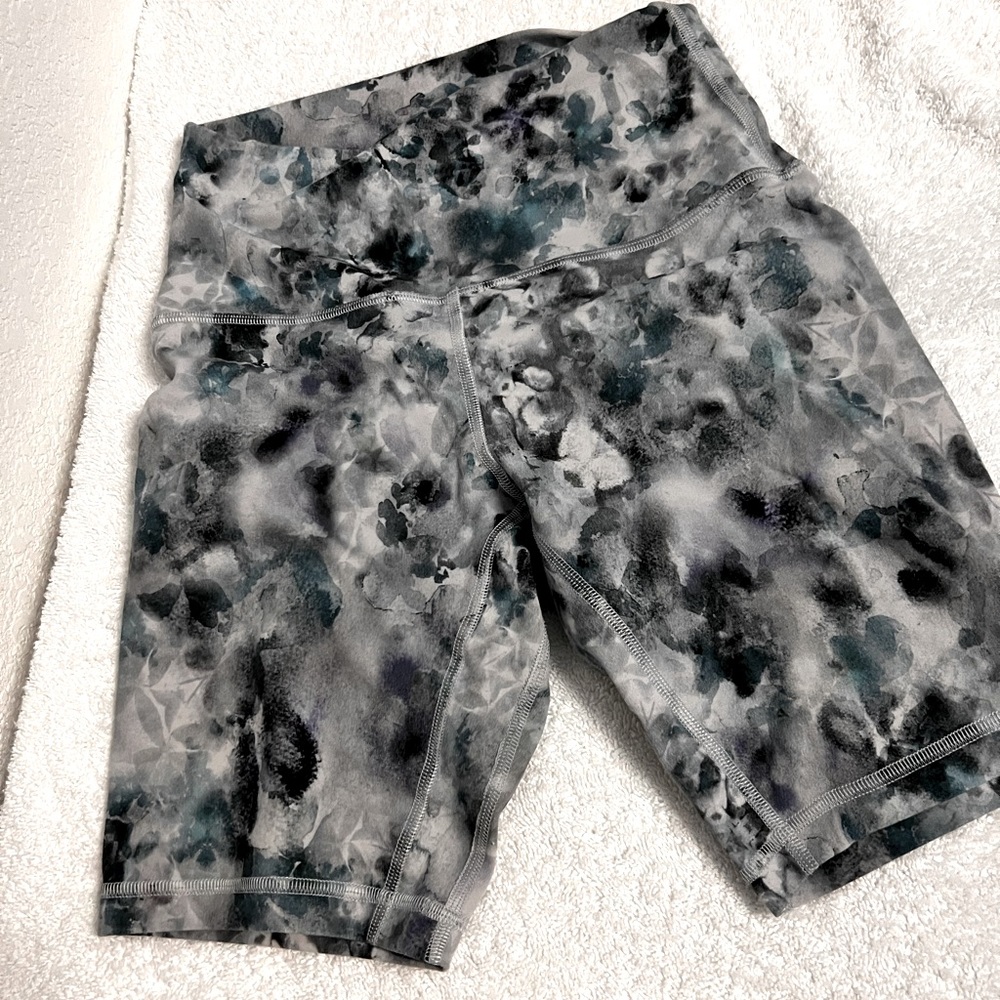 Lululemon high rise bike short 8” size 4
